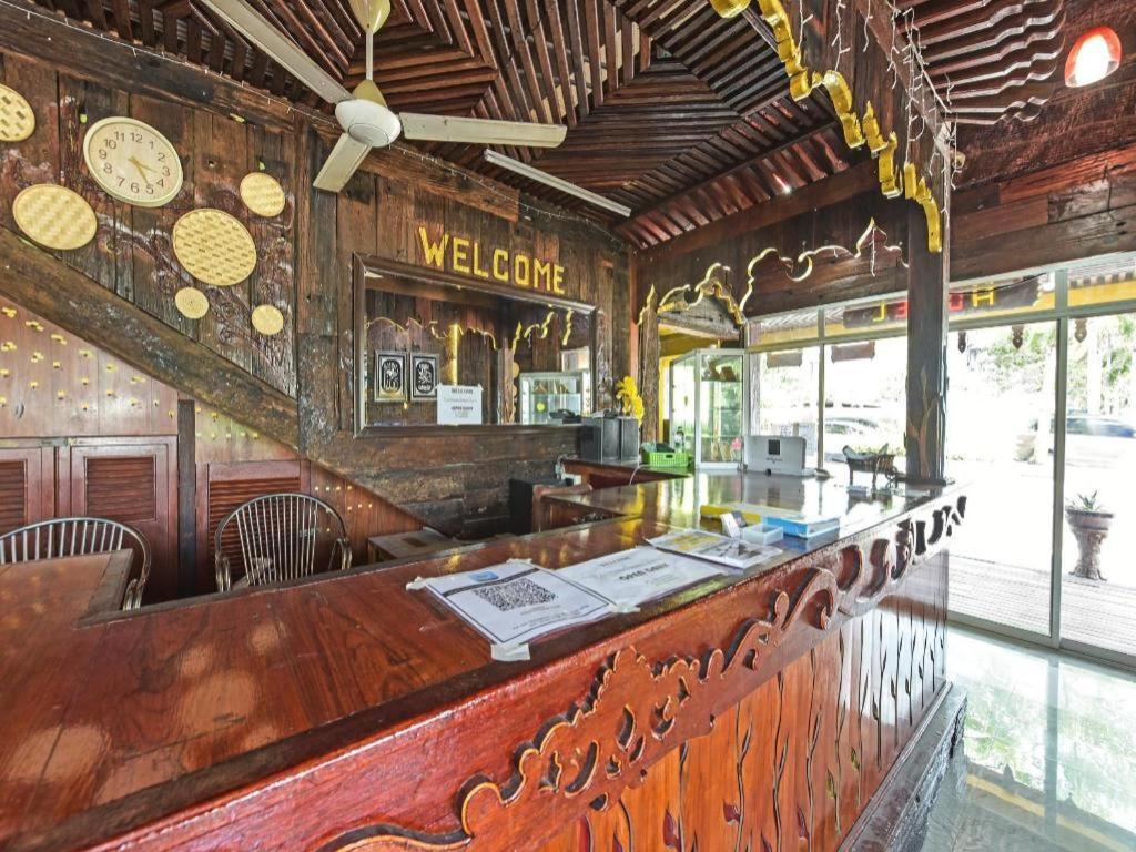 Super Oyo Capital O 90659 Raintown Timbers Hotel Taiping Bagian luar foto